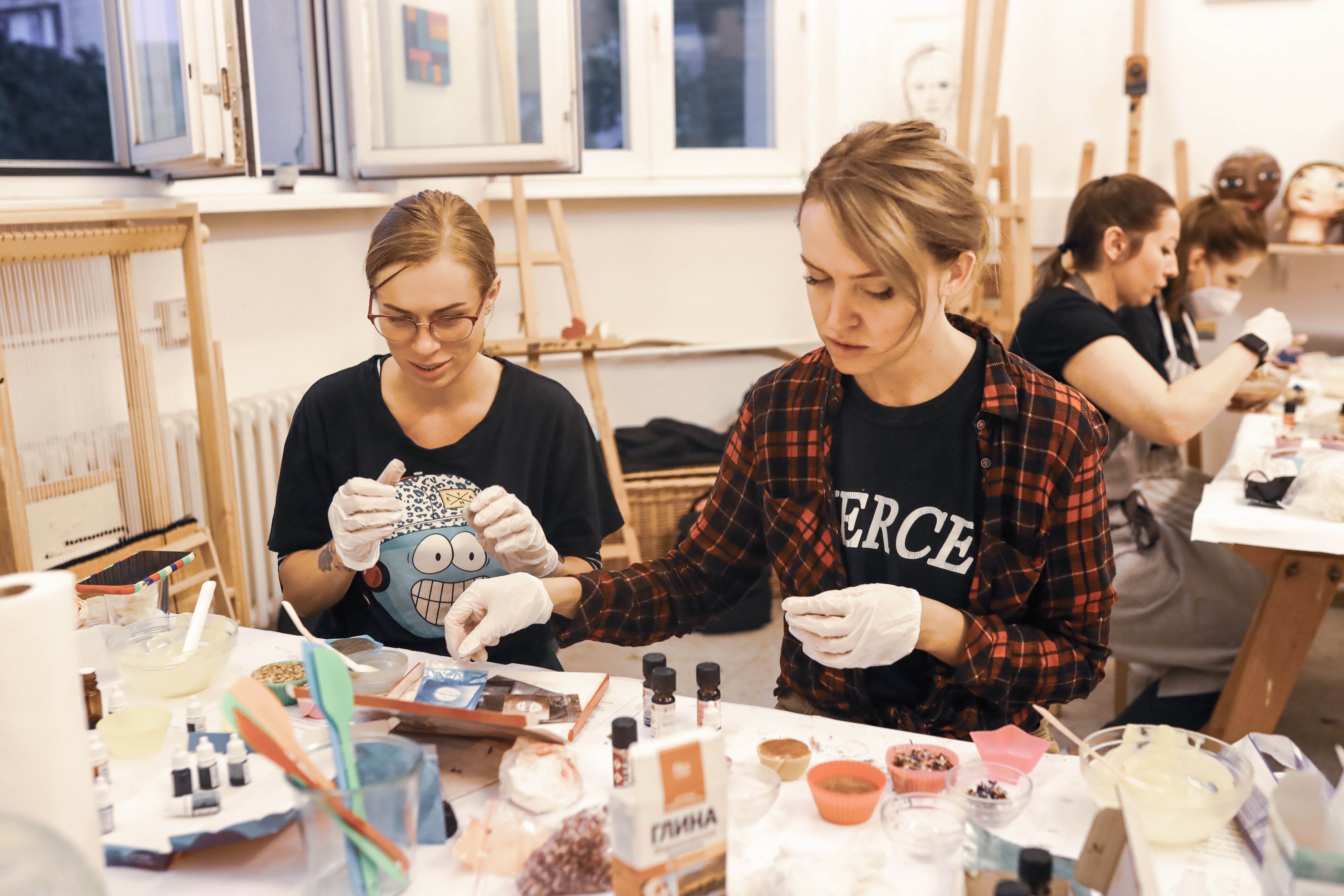 Workshop-Teilnehmer*innen sitzen am Tisch und suchen die Düfte aus