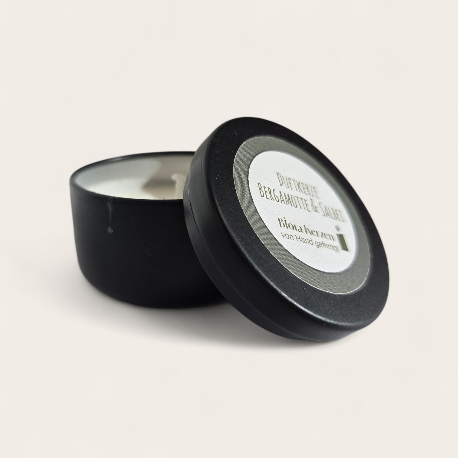 Duftkerze Bergamotte & Salbei im kleinen schwarzen Metallbecher, 35g