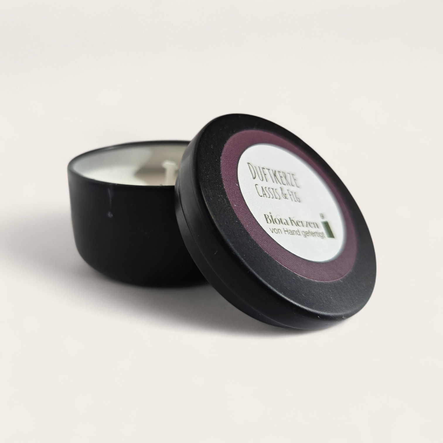 Duftkerze Cassis & Fig im kleinen schwarzen Metallbecher, 35g