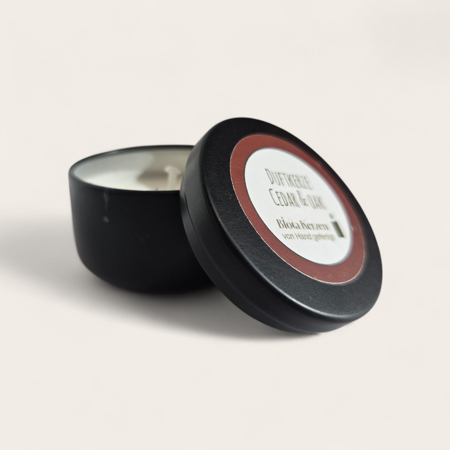 Duftkerze Cedar & Oak im kleinen schwarzen Metallbecher, 35g