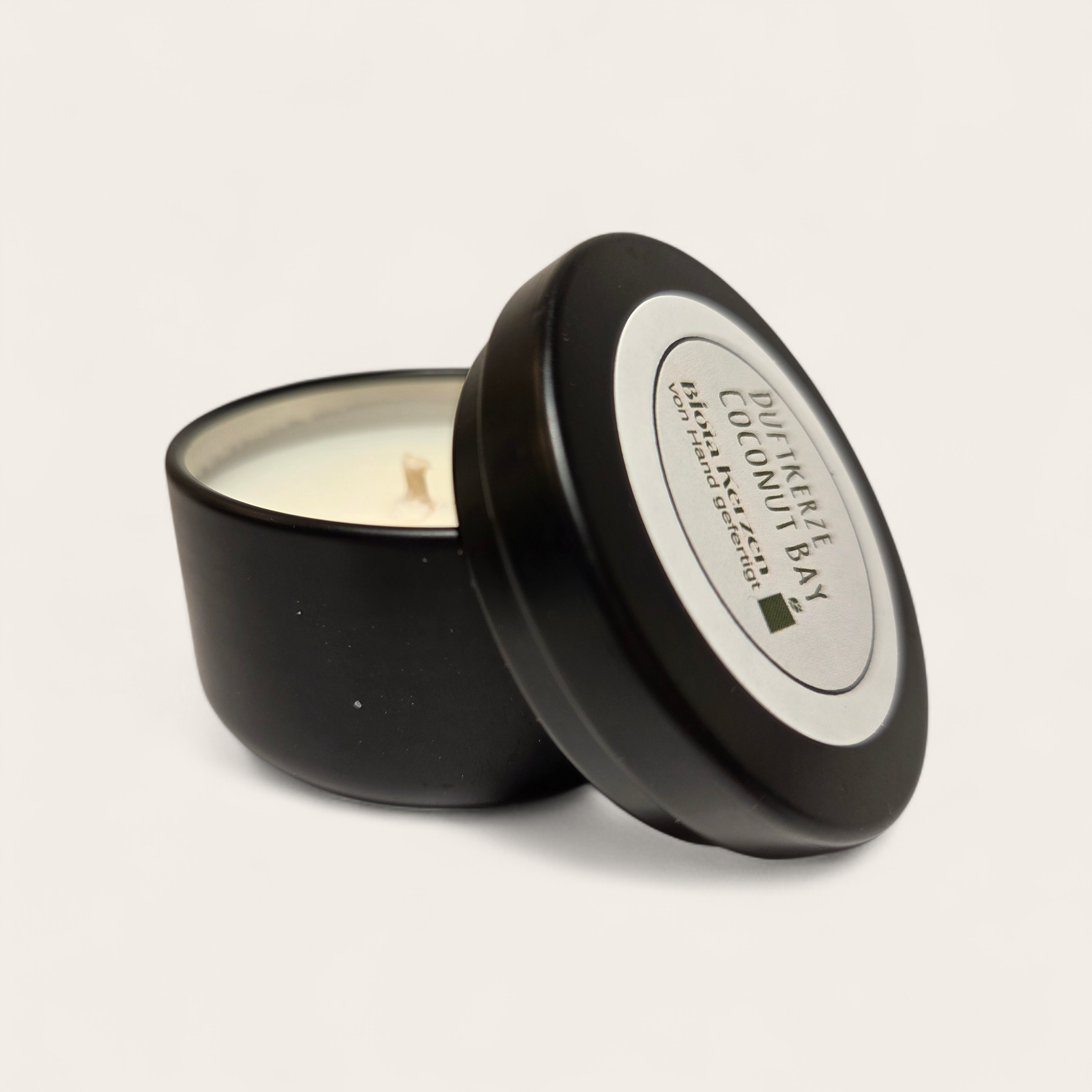 Duftkerze Coconut Bay im schwarzen Metallbehälter klein