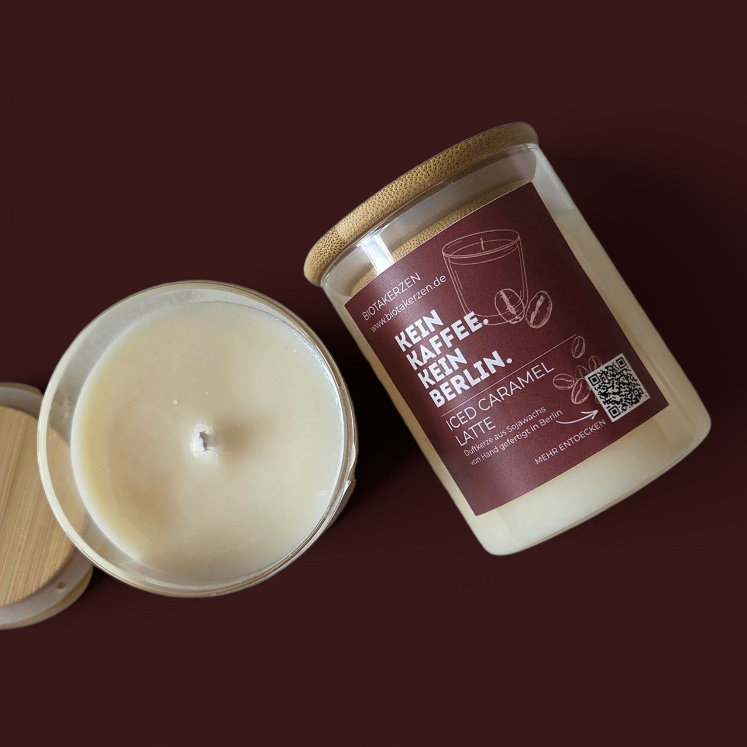 Biotakerzen Iced Caramel Latte Duftkerze offen, dunkelroter Hintergrund, Etikett Kein Kaffee Kein Berlin