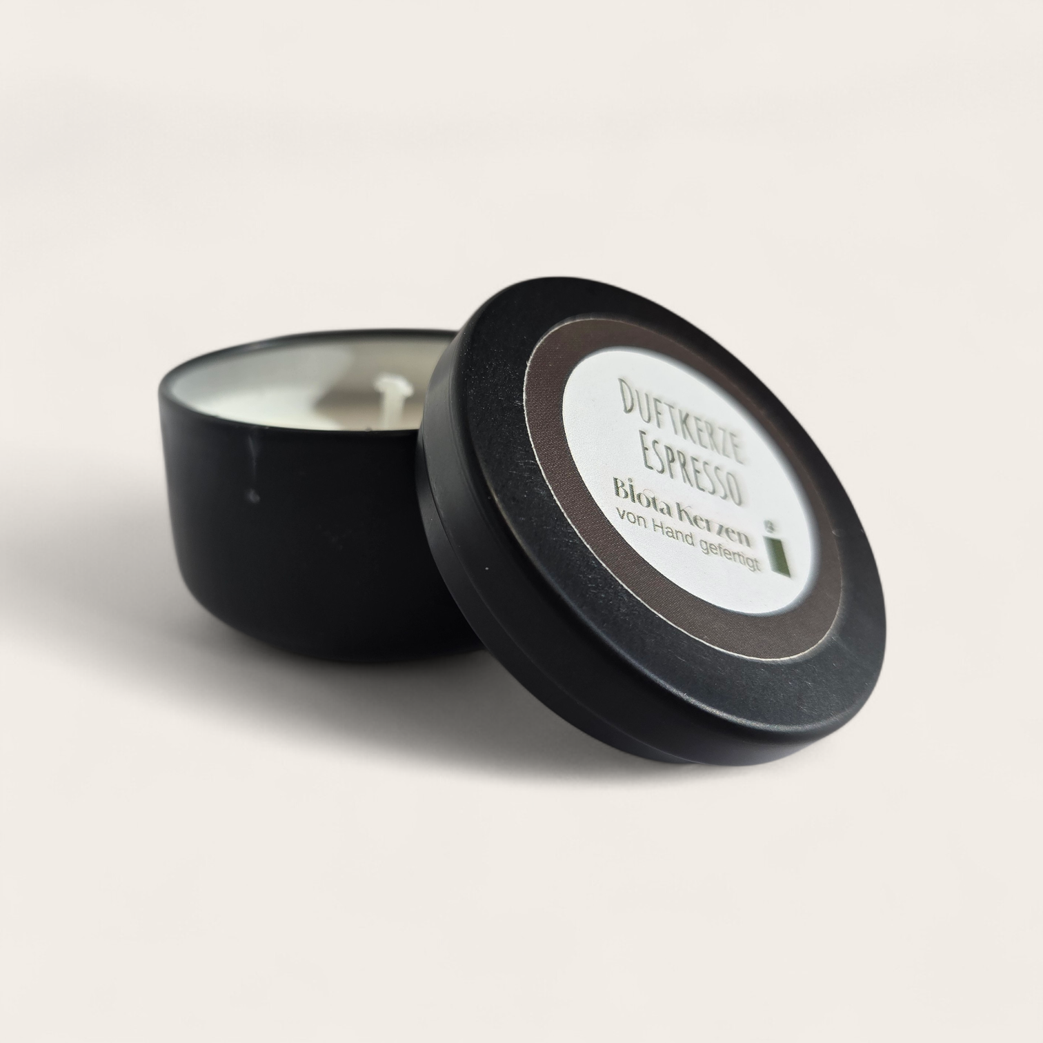 Duftkerze Espresso im kleinen schwarzen Metallbecher, 35g