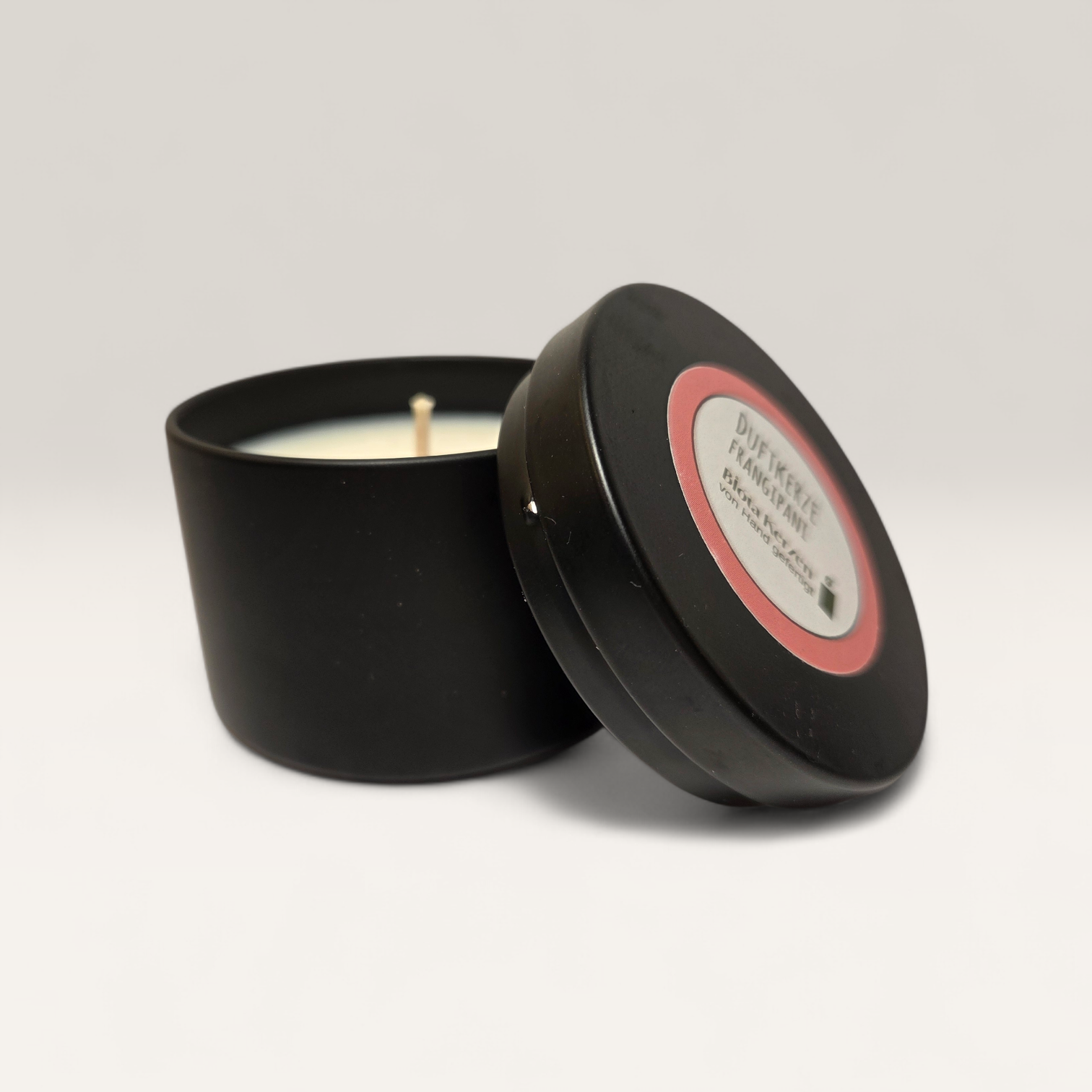 Duftkerze Frangipani im schwarzen Metallbehälter