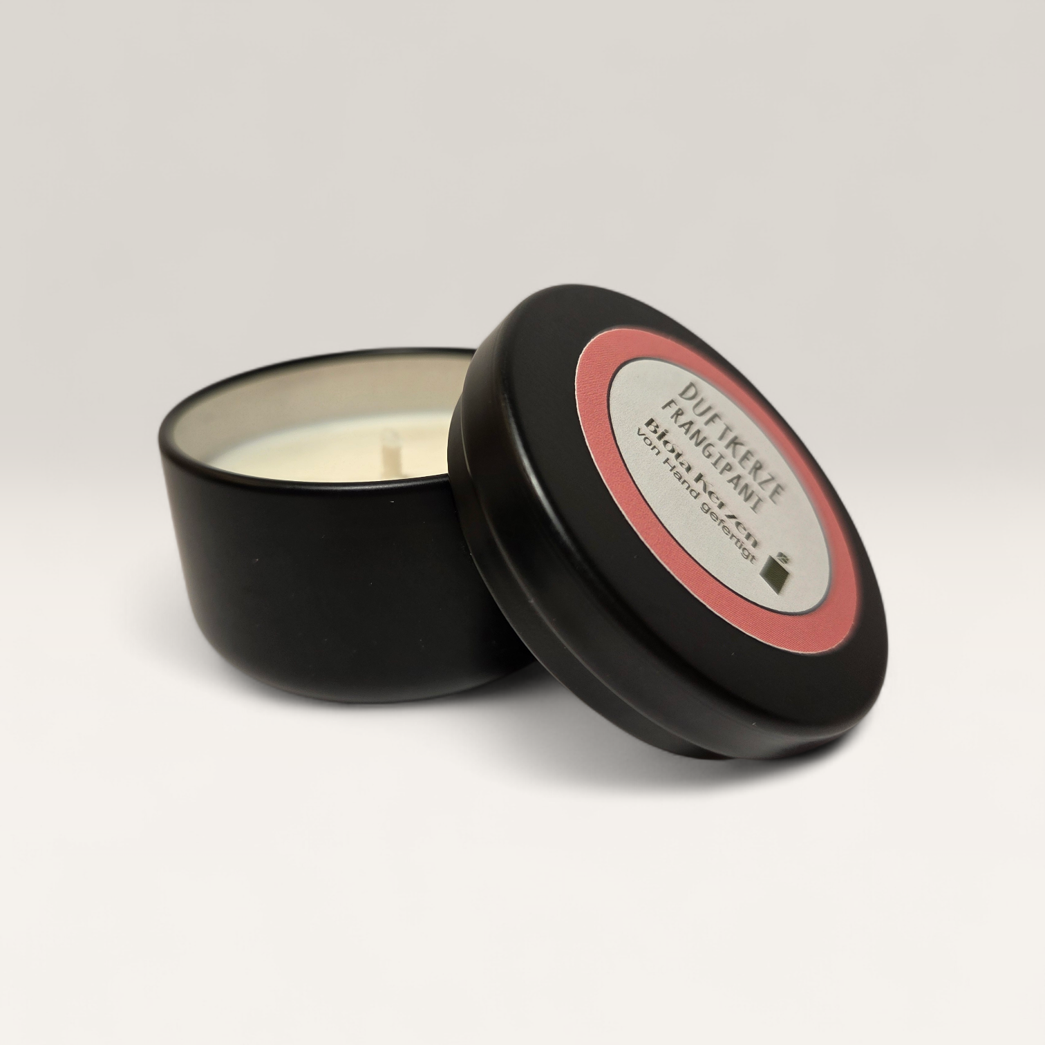 Duftkerze Frangipani im kleinen schwarzen Metallbecher, 35g