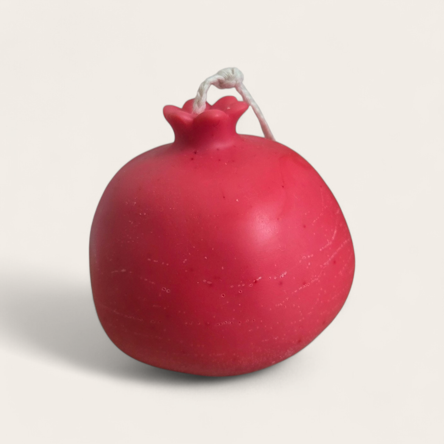Granatapfel-Kerze aus Rapswachs rot