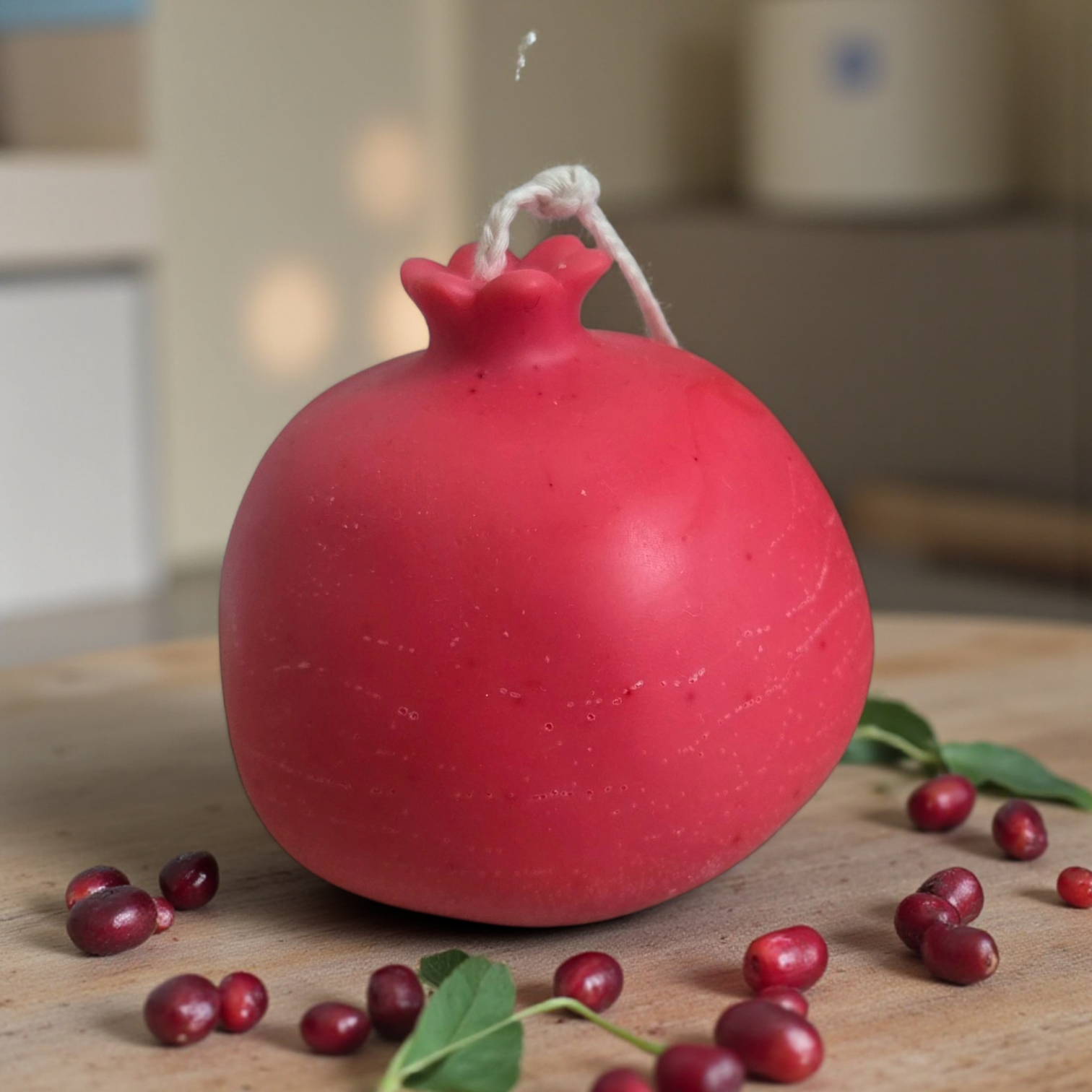 Granatapfel-Kerze aus Rapswachs  auf dem Holztisch