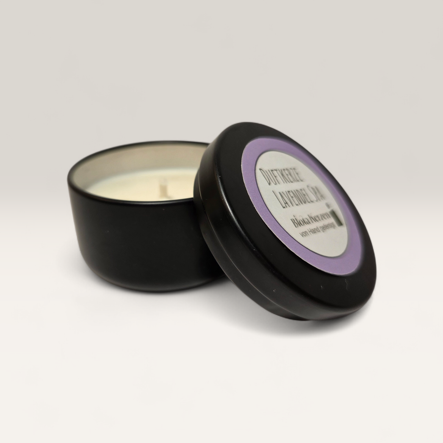Duftkerze Lavendel im schwarzen Metallbehälter