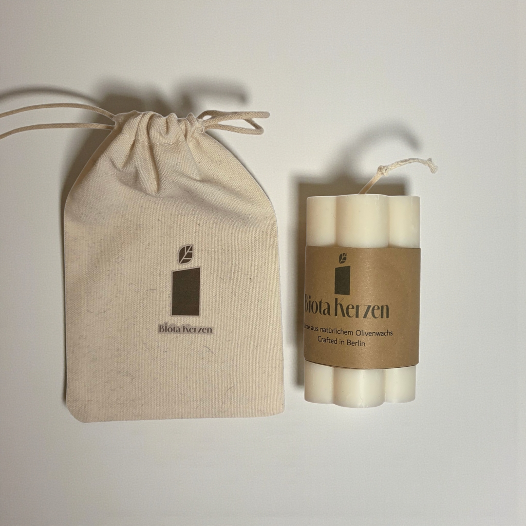 Olivenwachskerze in Form einer Blume mit Baumwollsäckchen