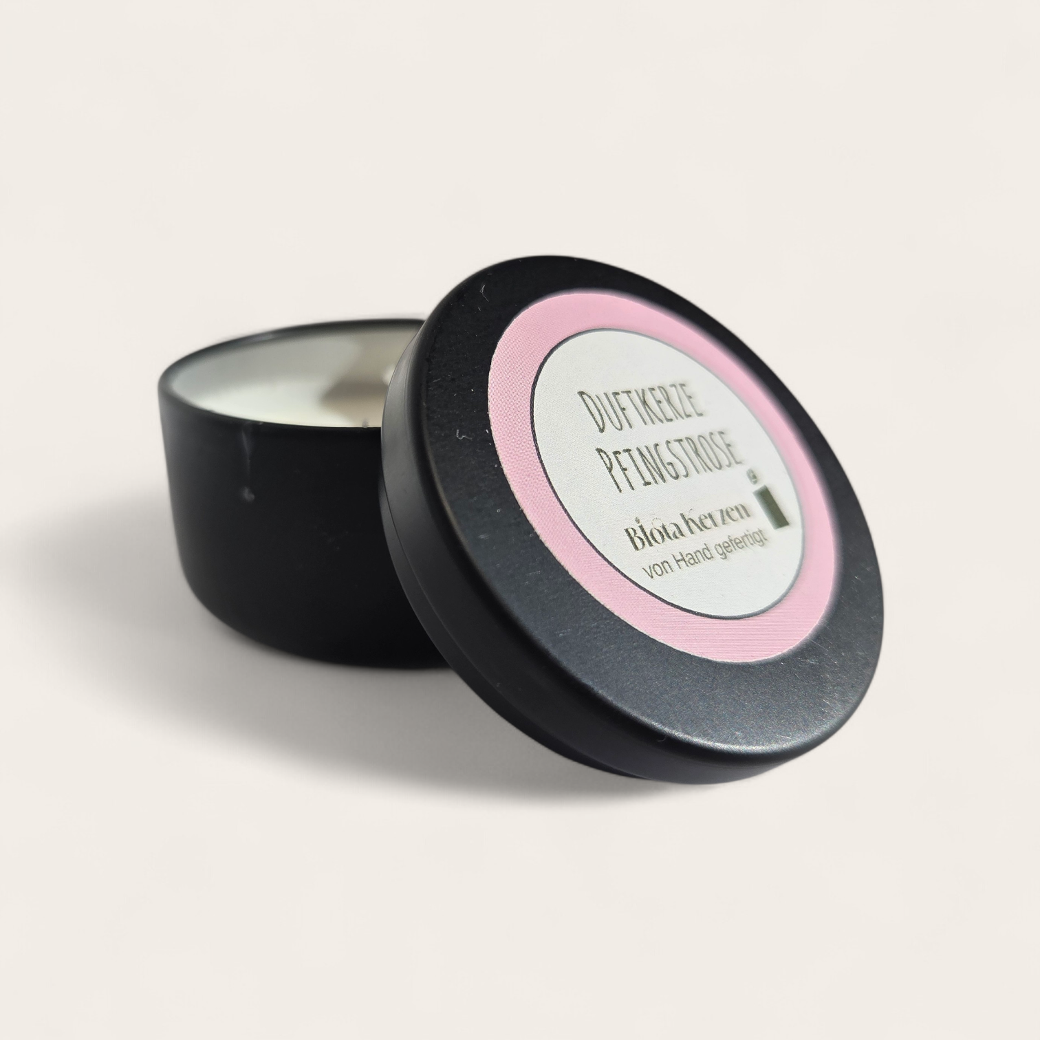 Duftkerze Pfingstrose im kleinen schwarzen Metallbecher, 35g