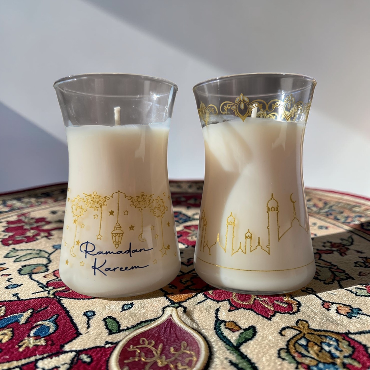 zwei Duftkerzen Fig und Cassis in orientalischen Teegläsern