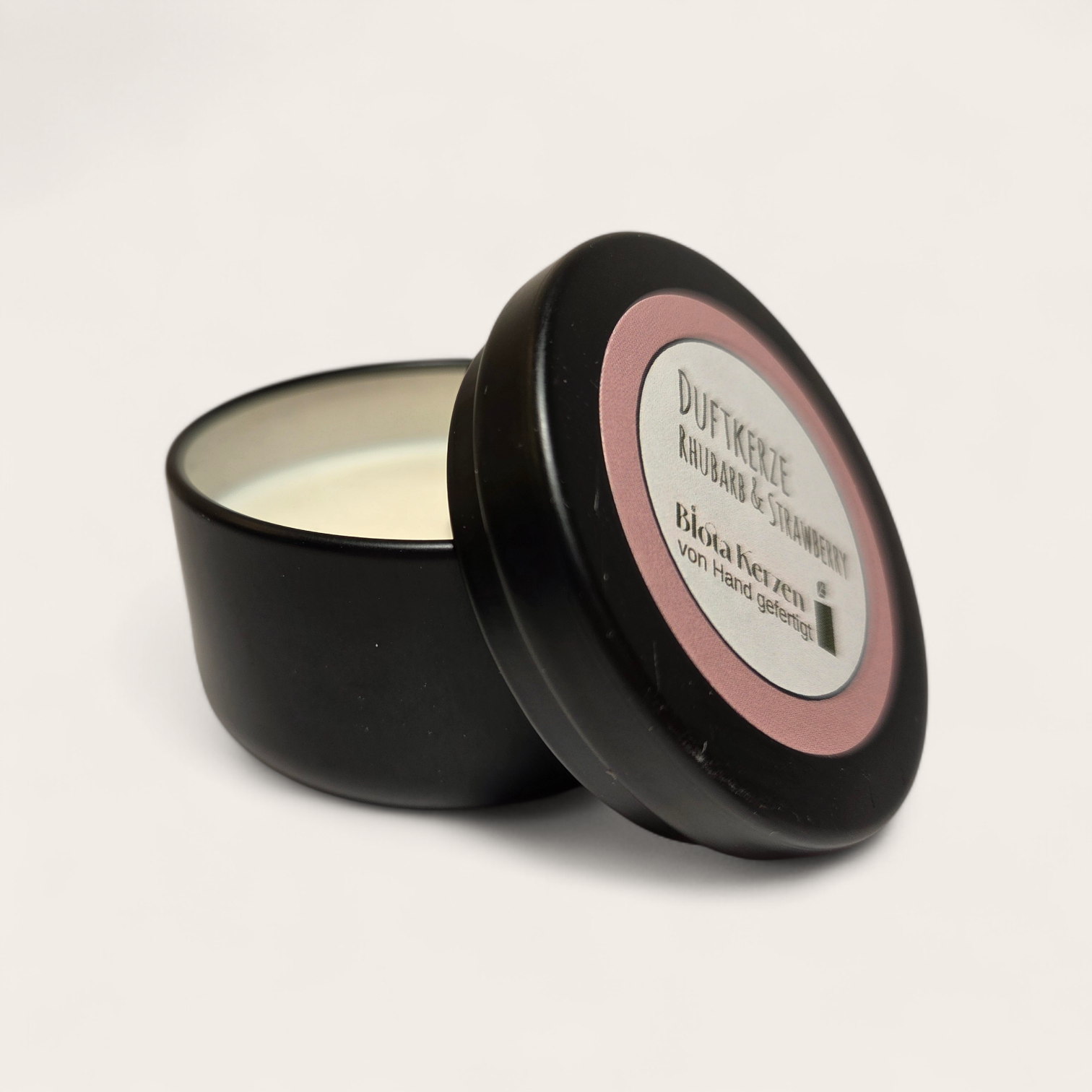 Duftkerze Rhubarb & Strawberry im schwarzen Metallbehälter