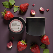 Duftkerze Rhubarg & Strawberry im schwarzen Metallbehälter