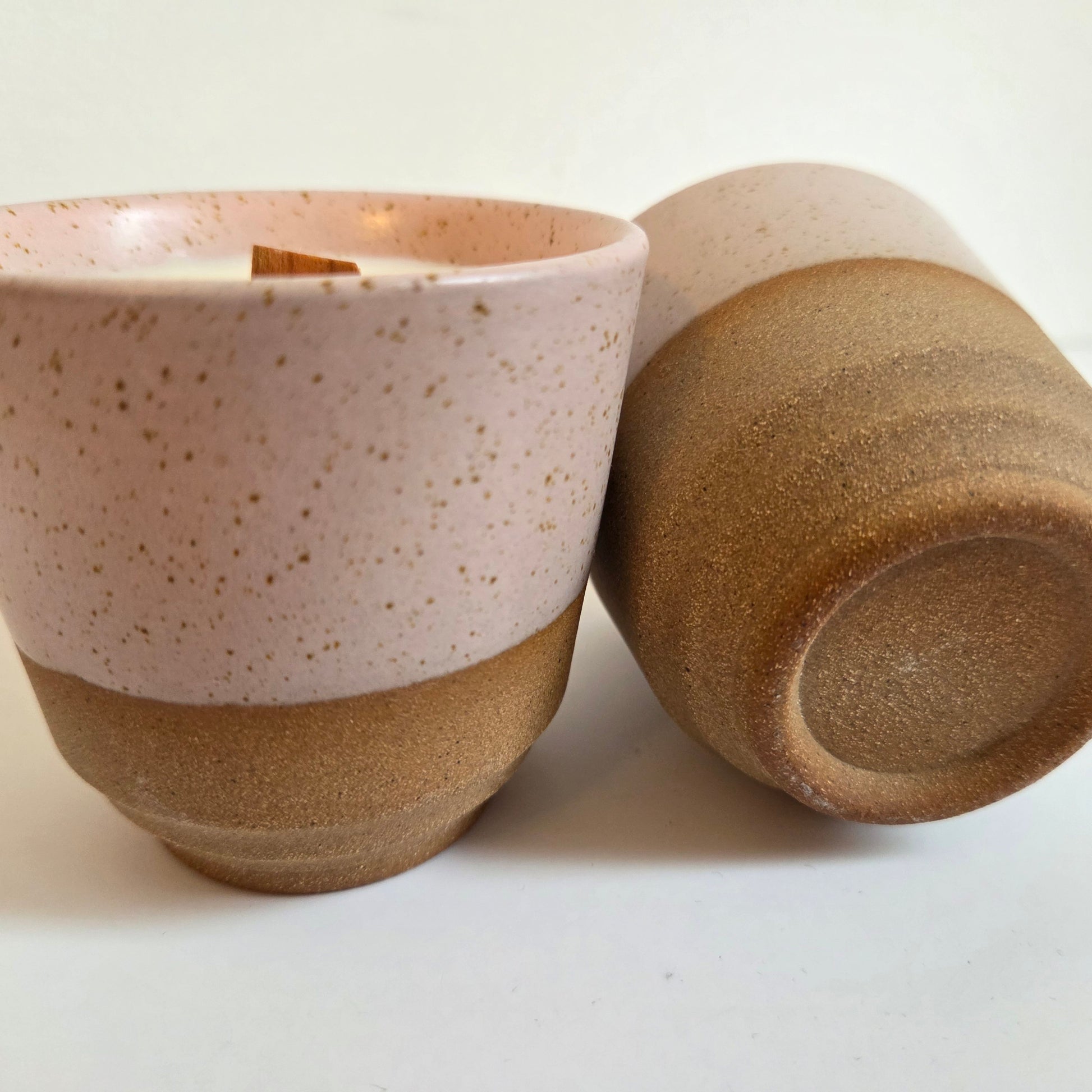 Duftkerze mit Holzdoch im rosa Keramikbecher