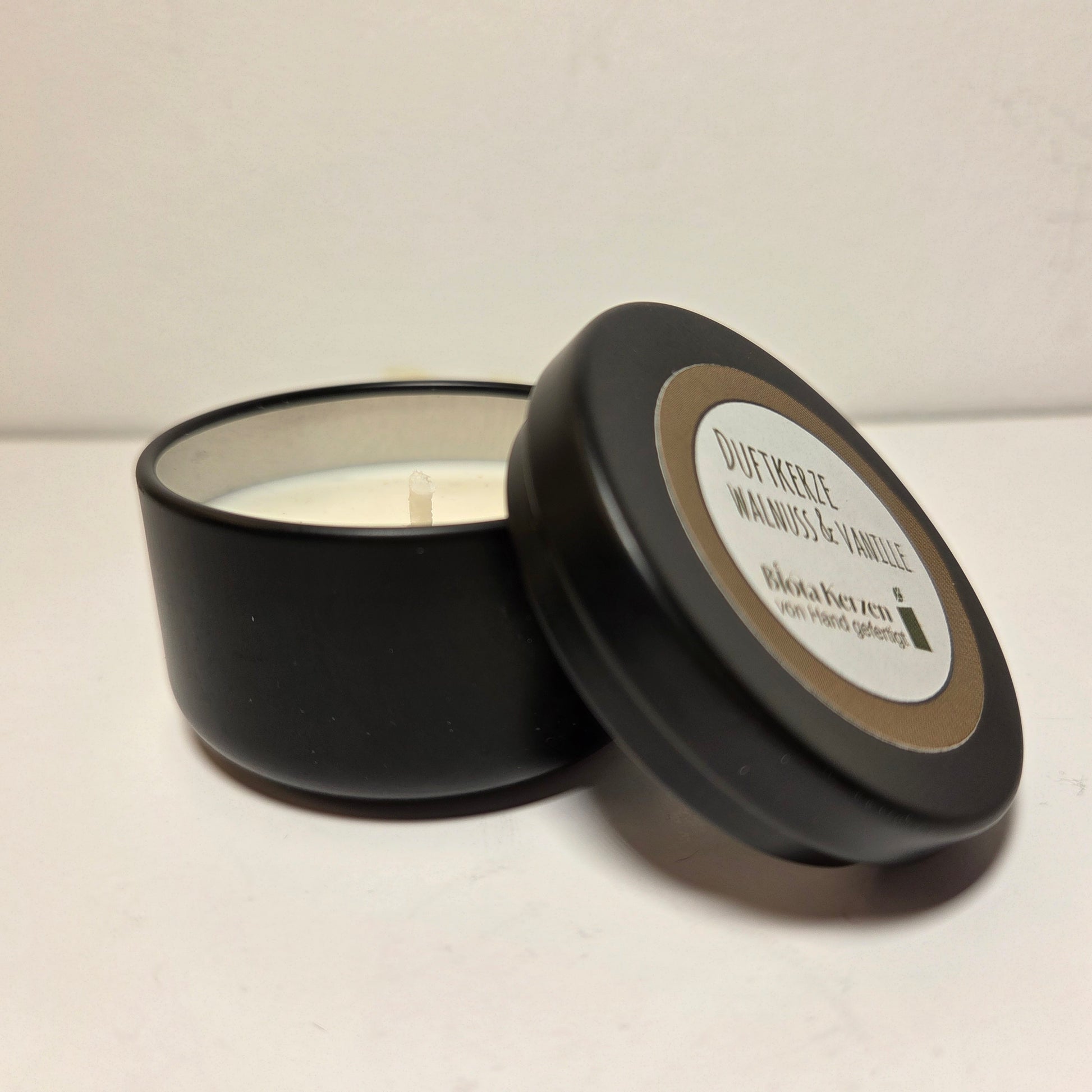 Duftkerze Walnuss & Vanille im kleinen schwarzen Metallbecher, 35g
