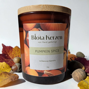 Pumpkin Spice: Duftkerze im Braunglas mit Bamubsdeckel