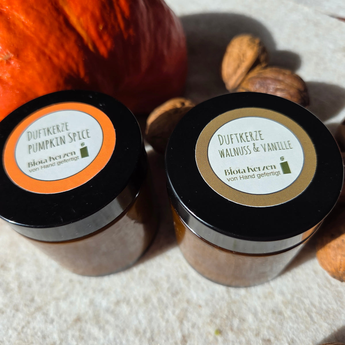 Set of zwei Duftkerzen Pumpkin Spice und Walnuss & Vanille, 80gr